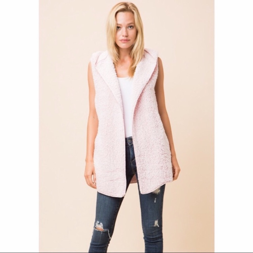 Sleeveless soft texture hooded vest.